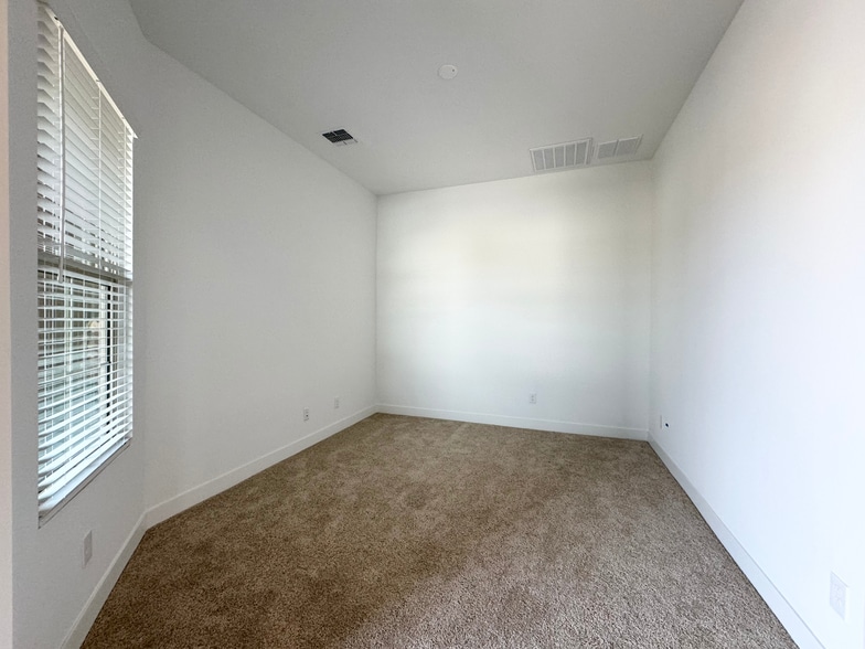 Building Photo - 8723 W Vista Ave