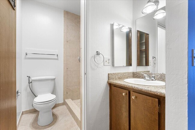 Building Photo - 2101 Shoreline Dr