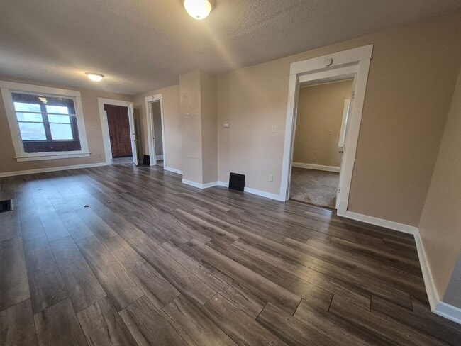 Building Photo - Two Bedroom, One Bathroom Home with Washer/Dryer!