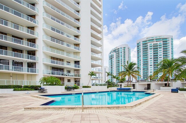 Building Photo - 19500 Turnberry Way