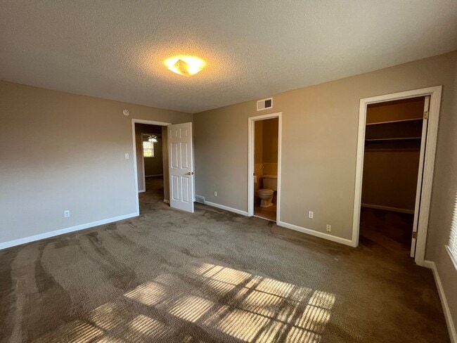 Building Photo - 3br/3ba Condo Located in Jamestown. Commun...