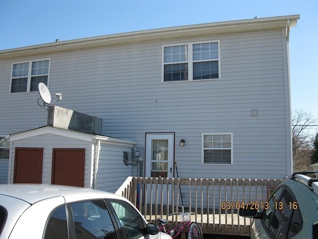 Building Photo - 3 bedroom / 1.5 bath Townhouse for Rent  J...