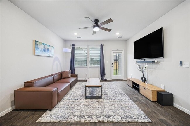 Building Photo - 724 Aster Pl