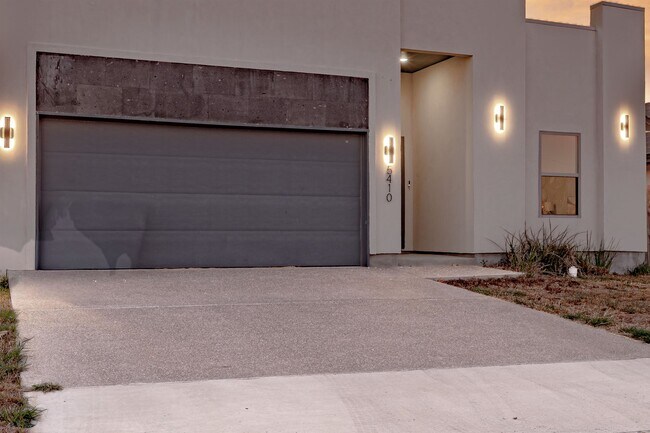 Building Photo - 5410 Travesia Ct