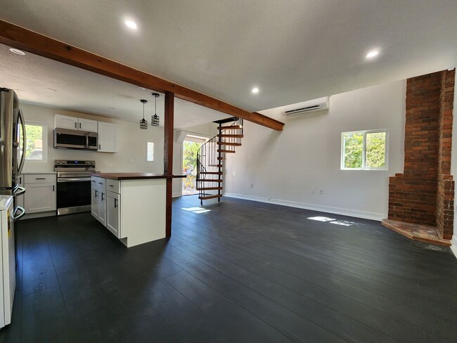 Building Photo - Stunning and Unique 1 Bed 1 Bed remodeled ...