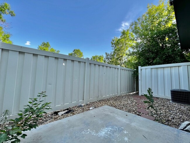 Building Photo - Fantastic 3 Bed 2.5 Bath Townhome in Water...