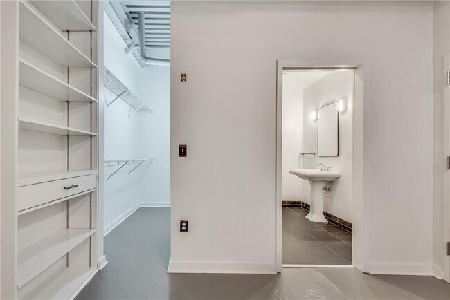 Building Photo - 400 Village Pkwy