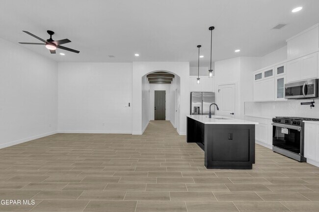 Building Photo - 15233 Expectation Ave