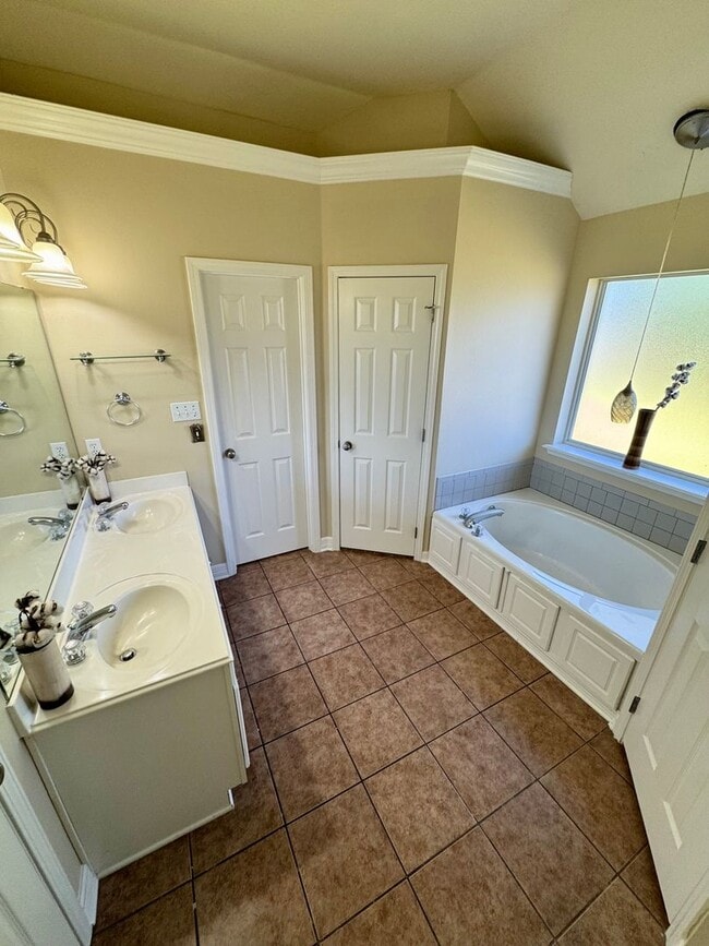 Building Photo - Home in Savannah Place
