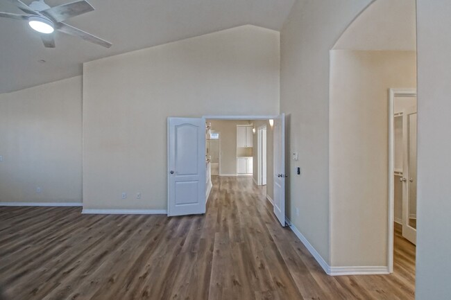 Building Photo - Just Renovated! Beautiful & Spacious, 6BD/...