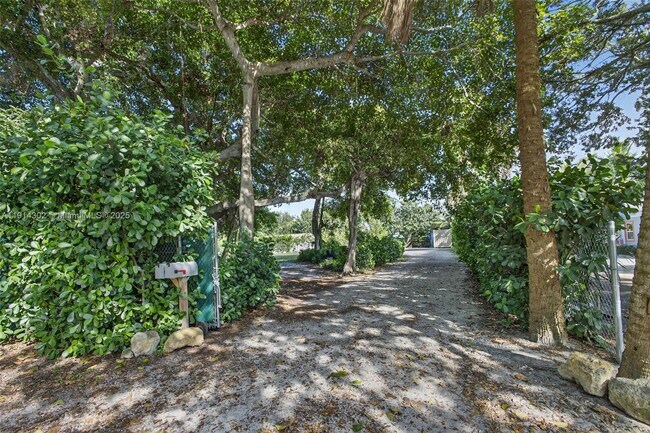 Building Photo - 11324 Palm Tree Ln