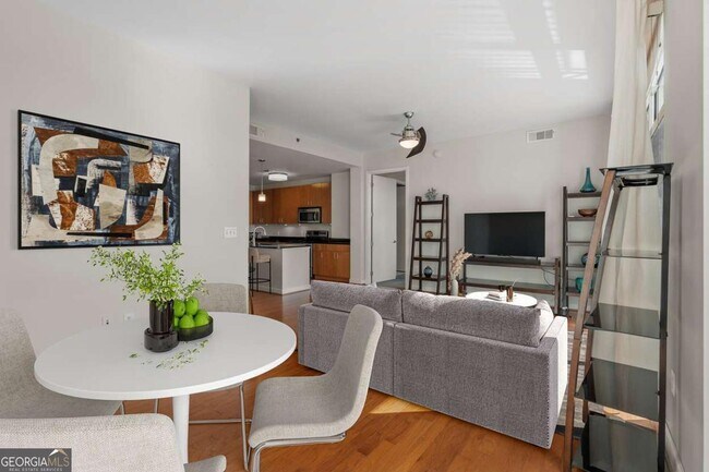 Building Photo - 711 Cosmopolitan Dr NE