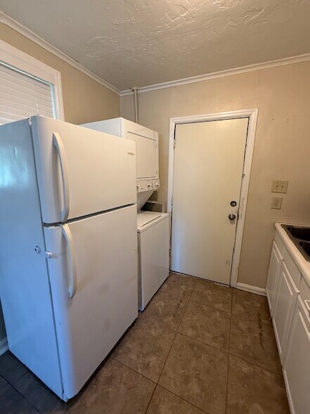 Kitchen & Stackable Washer/Dryer - 314 S K St