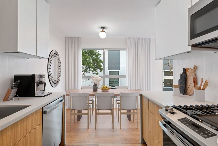 Building Photo - 1563 Gordon St