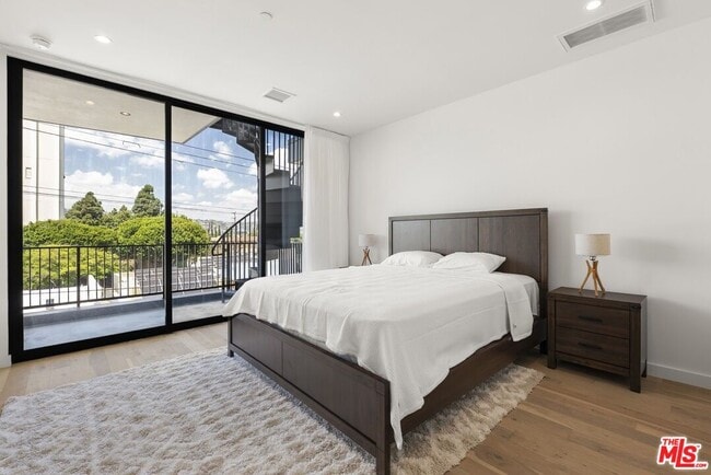 Building Photo - 1413 S Doheny Dr