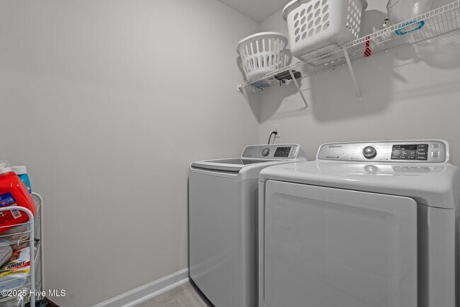 Building Photo - 2120 Wild Rdg Dr