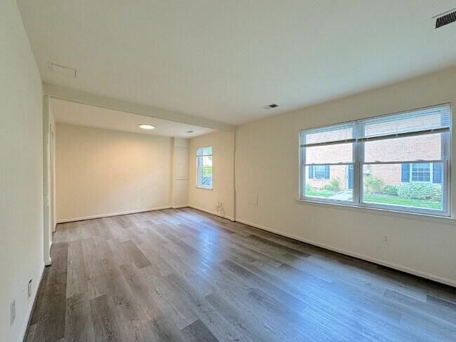 Building Photo - Comfortable Unit with Functional Layout