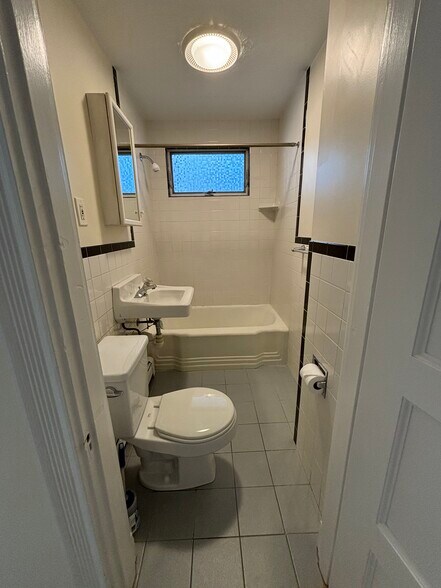 Building Photo - 16 Maple St