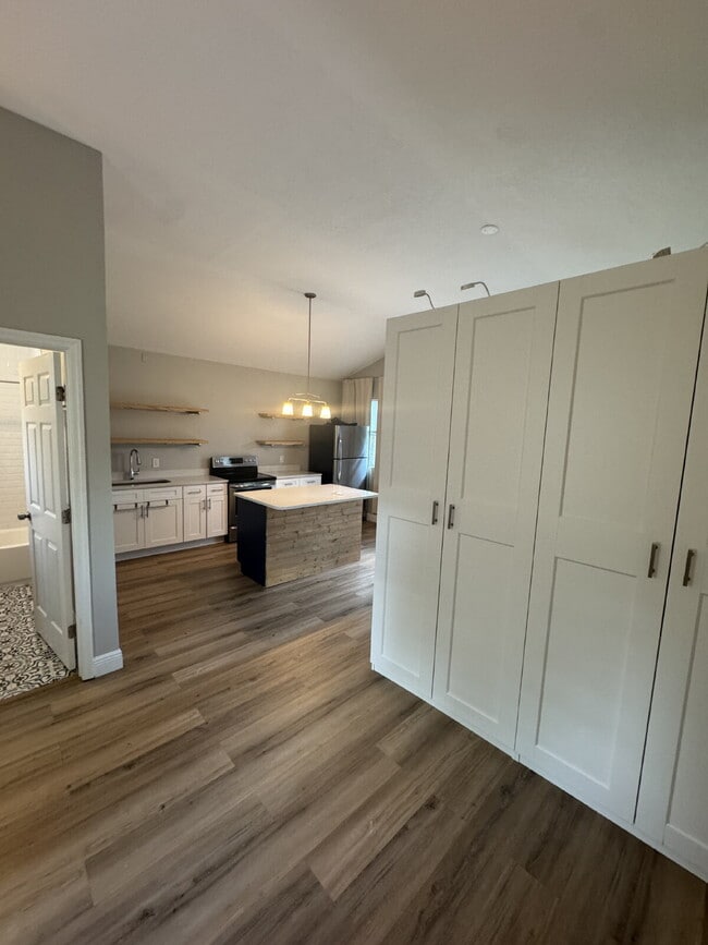 Building Photo - "Charming Studio Retreat in Tampa's Vibran...