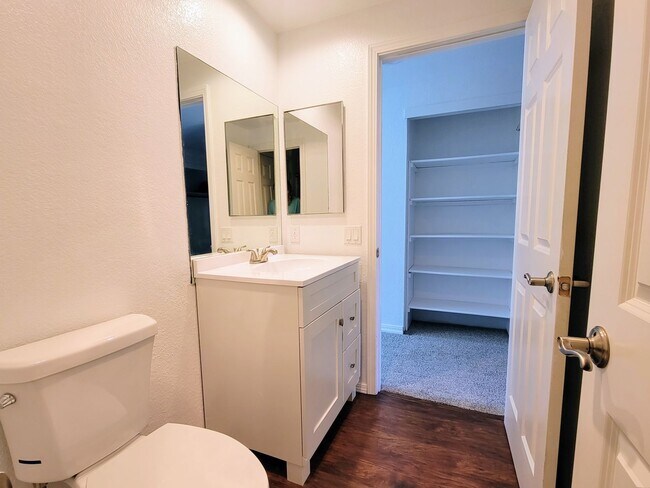 Building Photo - Newly updated condo in Sunn Fjord, close to everything!