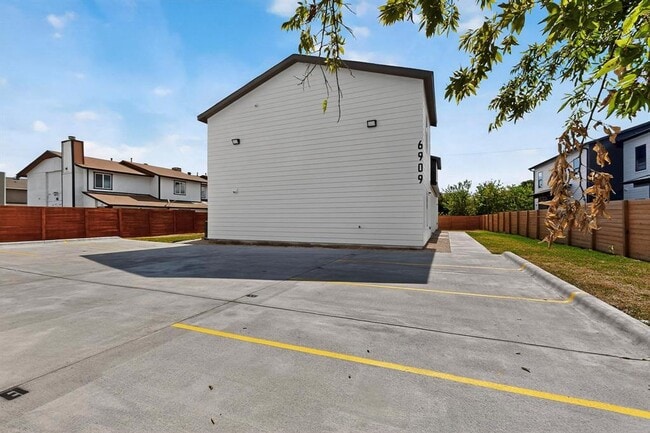 Building Photo - 6909 Wentworth Dr