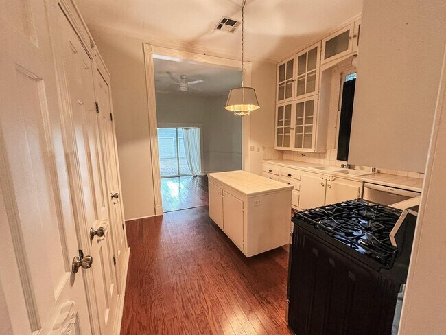 Building Photo - 305 W Brazos St