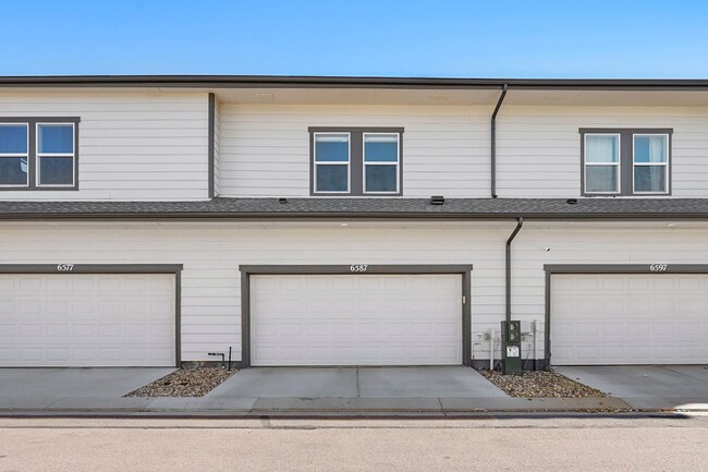 Building Photo - Spacious, updated, & low maintance close t...