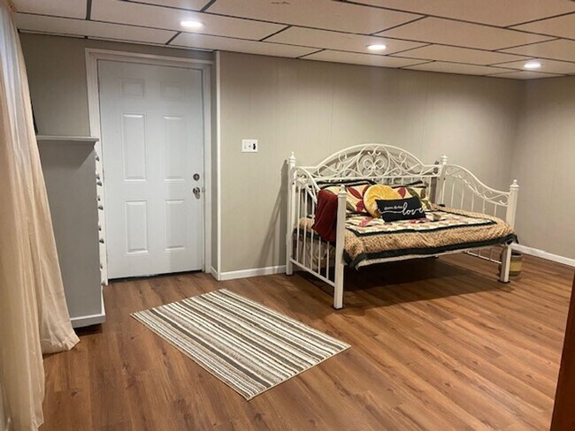 Building Photo - West Knoxville 37909 - Fully furnished Roo...