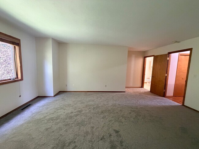 Building Photo - 705 S 15th Ave