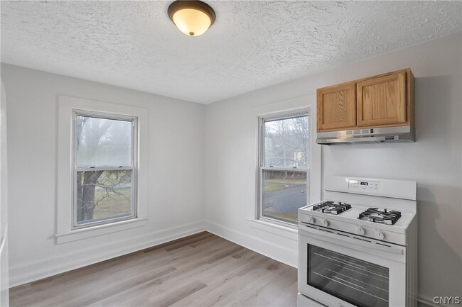 Building Photo - 409 N 6th St