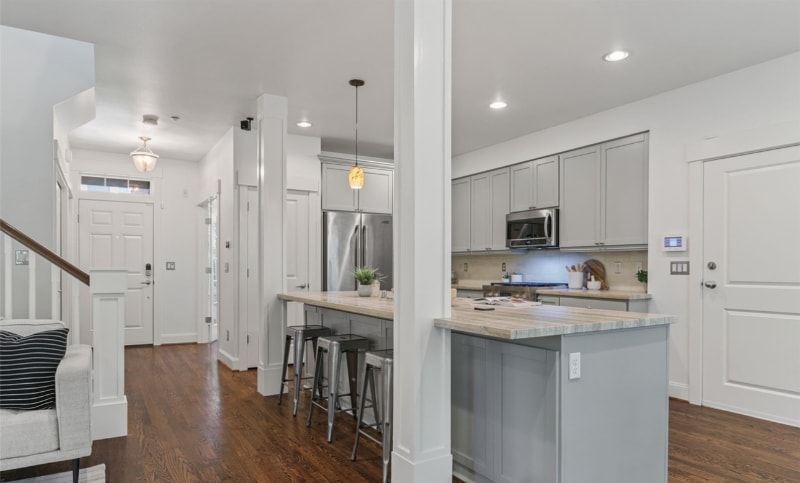 Building Photo - 1340 Bellevue Way SE