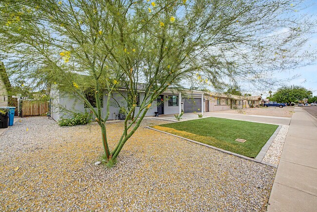 Building Photo - 3701 E Ludlow Dr