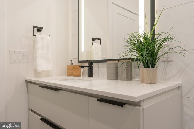 Building Photo - 1421 E Columbia Ave