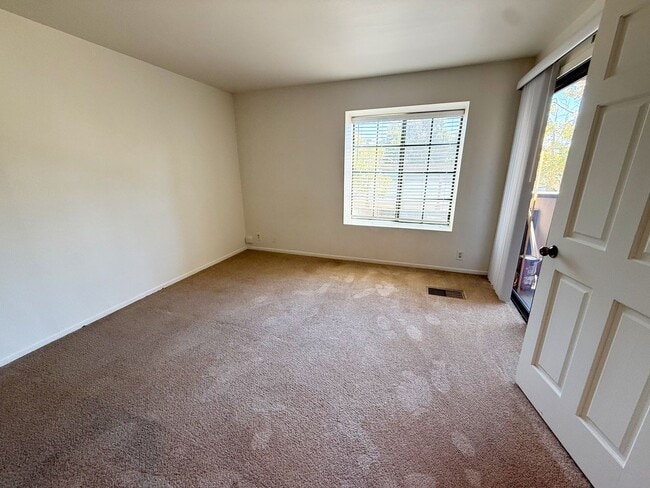 Building Photo - Spacious 2 Bed / 2 Bath Condo in Prime UTC/La Jolla Location!
