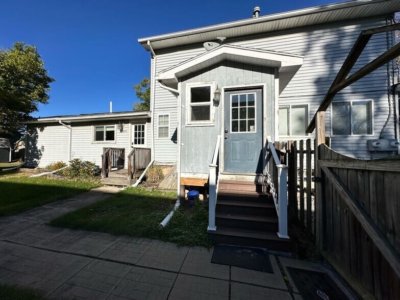Side entrance with keyless entry - 28 Clark St