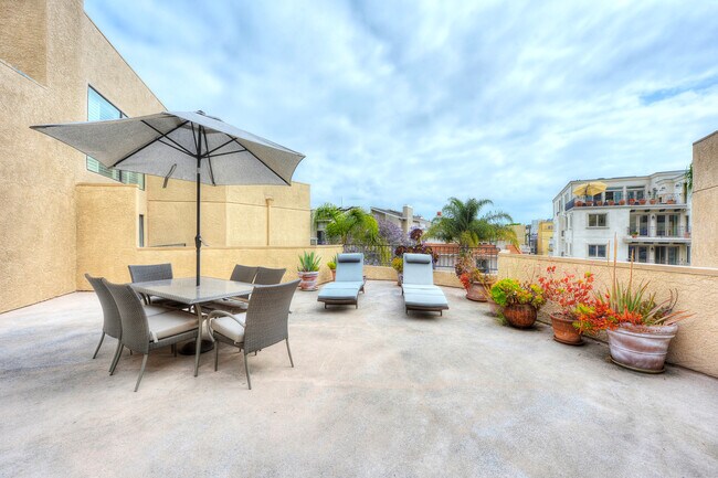 Building Photo - 1633 S Bentley Ave