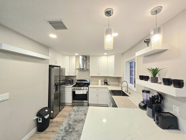 Building Photo - 451 E Lincoln Ave