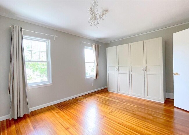 Building Photo - 306 Soundview Ave