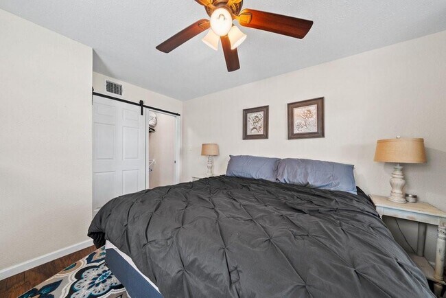 Building Photo - 2033 Lakeview Dr