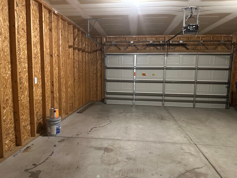 Building Photo - 4833 N Hillside Ct