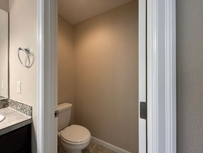 Building Photo - Gorgeous 4 Bed, 2.5 Bath Tuscany Home!