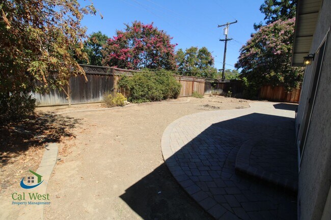 Building Photo - $4895 - Large beautiful 3/2 Home located i...