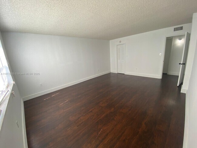 Building Photo - 6960 Miami Gardens Dr