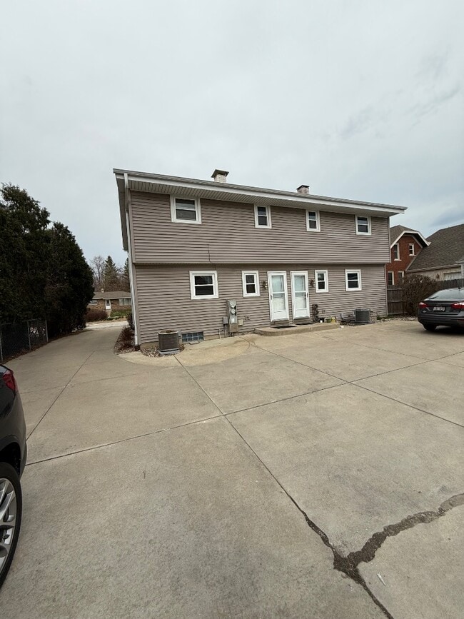 Building Photo - 9221-9223 W Morgan Ave - 9223