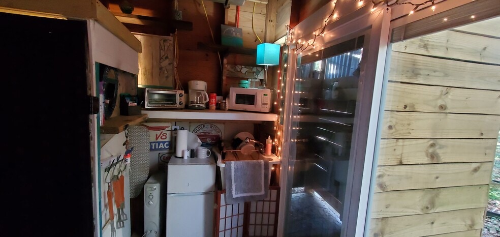 Kitchenette - 5014 Hillwood Cir S