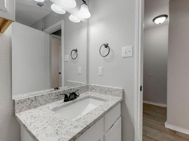 Building Photo - 2BED/ 1.5BATH