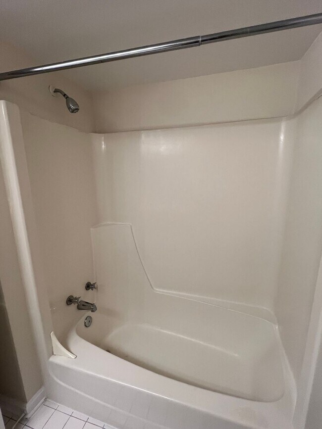 Building Photo - 2 BEDROOM 2 BATH CONDO WITH ALL UTILITIES ...