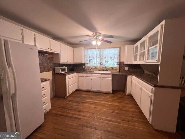 Building Photo - 844 Shorewood Cir