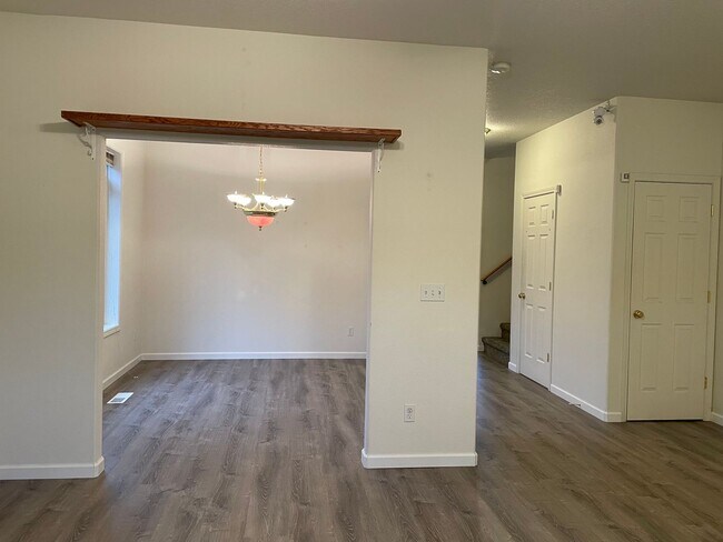 Building Photo - ***HALF MONTH RENT FREE***FANTASTIC 4 Bed 2.5 Bath Home in Salmon Creek! HUGE side yard and back ...