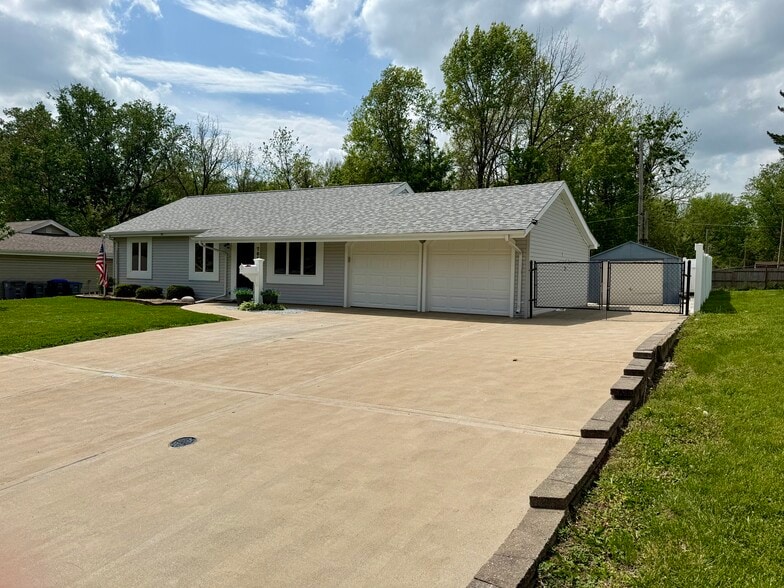 Building Photo - 705 Saint Paul Ln